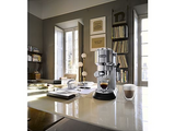 DELONGHI Dedica Style EC685.M - Professionelle Milchaufschäumung und schmales Design, Siebträger Espressomaschine Silber Matt